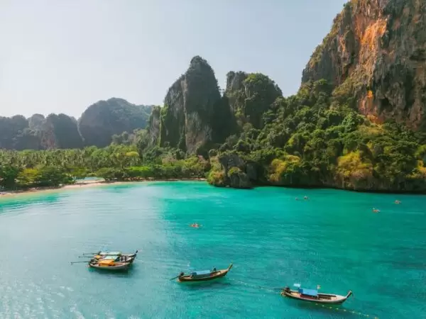 White sand beach in Pattaya with turquoise waters – Discover the Magic of Thailand