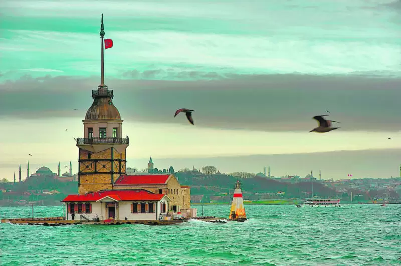 Uncover the Magic of Istanbul – Maiden’s Tower at Sunset in Turkey
